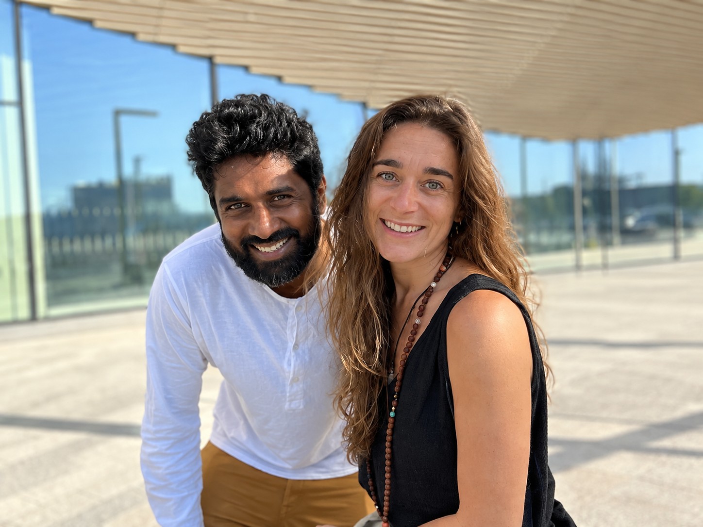 Ahilan und Fanny lächeln gemeinsam im Freien