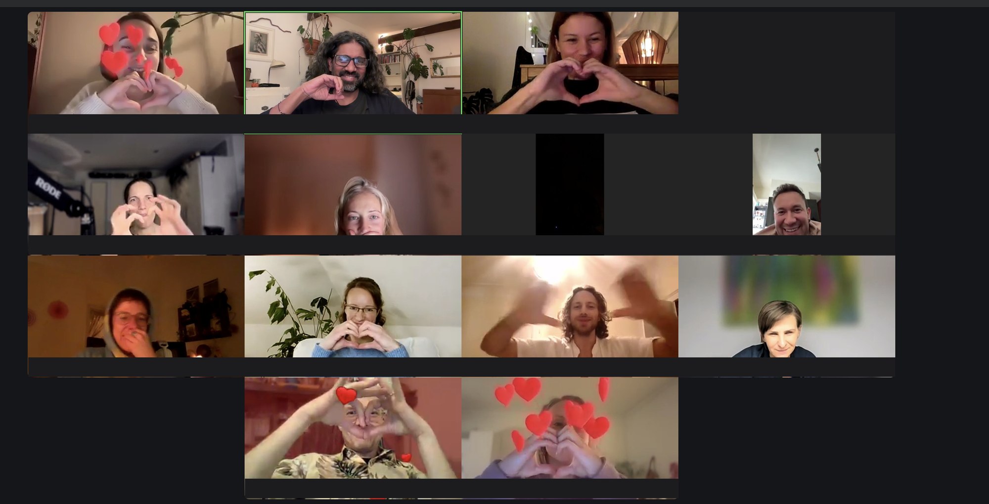 Eine Facilitatorin und Teilnehmende gemeinsam in einem Videocall